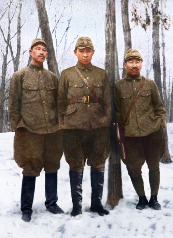 Великий Ким Ир Сен с командирами КНРА (в центре).