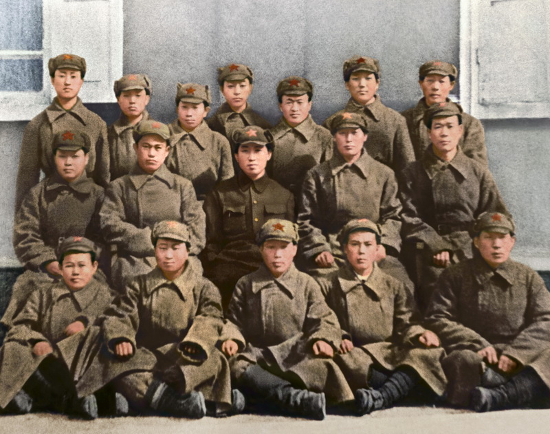 Великий Ким Ир Сен с бойцами КНРА (в центре второго ряда).