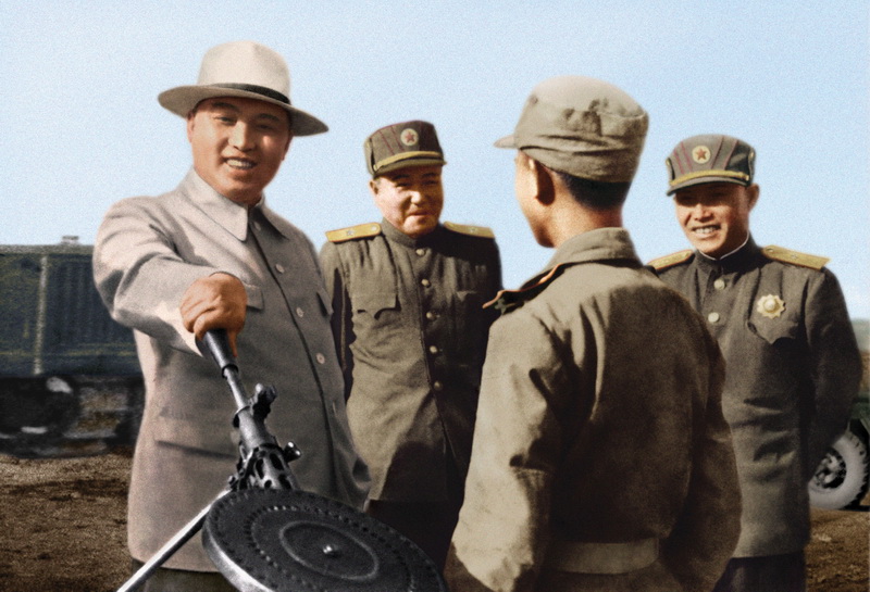 Великий Ким Ир Сен в механизированной части. Май 1950 года.