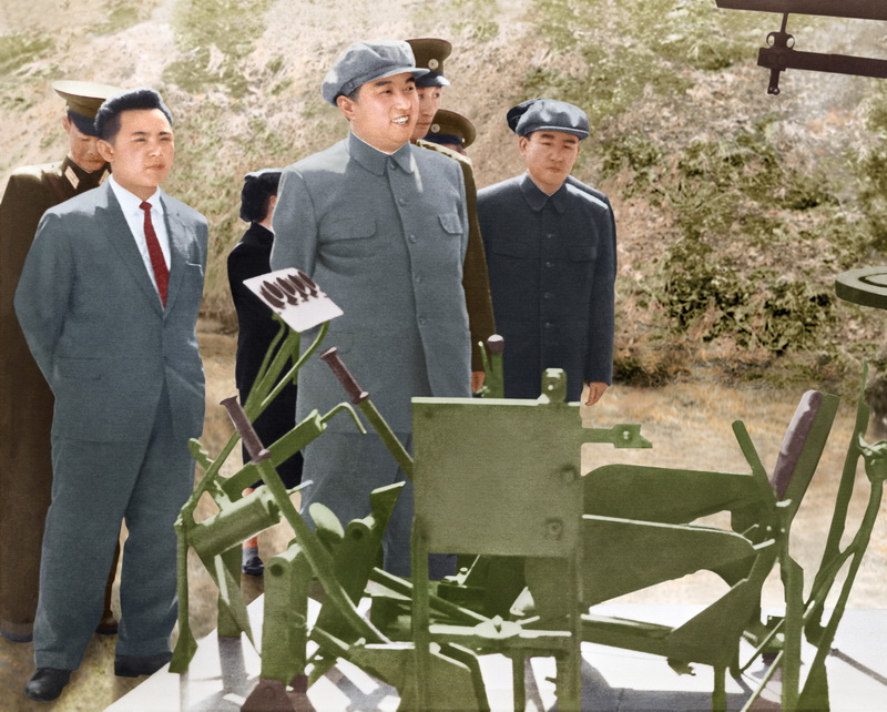 Великий Ким Ир Сен и великий Ким Чен Ир в воинской части Народной Армии. Май 1965 года.