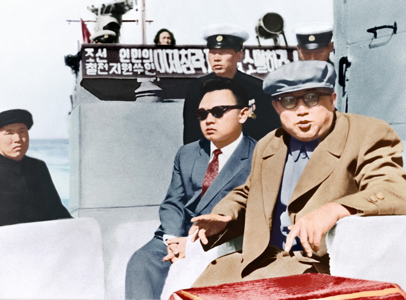 Великий Ким Ир Сен и великий Ким Чен Ир руководят учениями моряков. Май 1965 года.