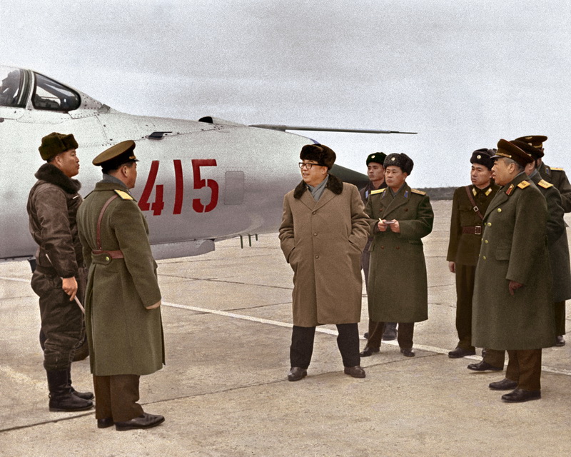 Великий Ким Ир Сен в воинской части ВВС КНА. Декабрь 1971 года.