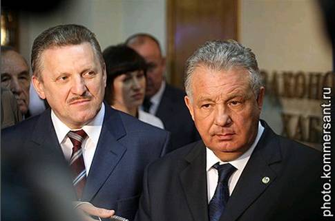 Несмотря на желание нового губернатора Хабаровского края Вячеслава Шпорта (на фото слева) опираться на старую команду, полпред Виктор Ишаев (справа) постепенно перетягивает ее к себе
