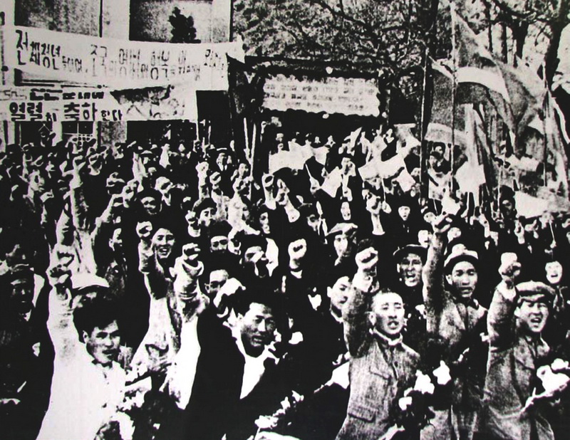 Молодежь просит на фронт, активно поддерживая речь по радио великого Ким Ир Сена.