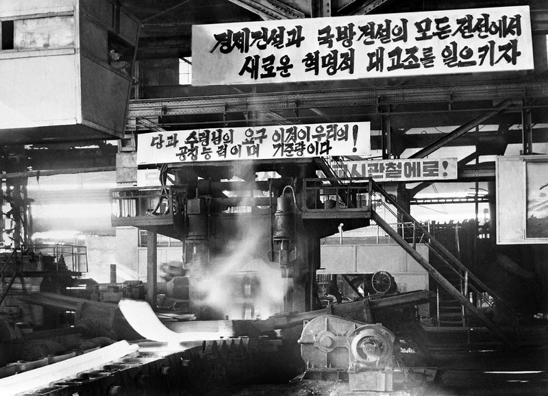 Рабочий класс поднялся как один в поддержку линии на параллельное ведение экономического и оборонного строительства, намеченной на V Пленуме ЦК ТПК четвертого созыва. Декабрь 1962 года.