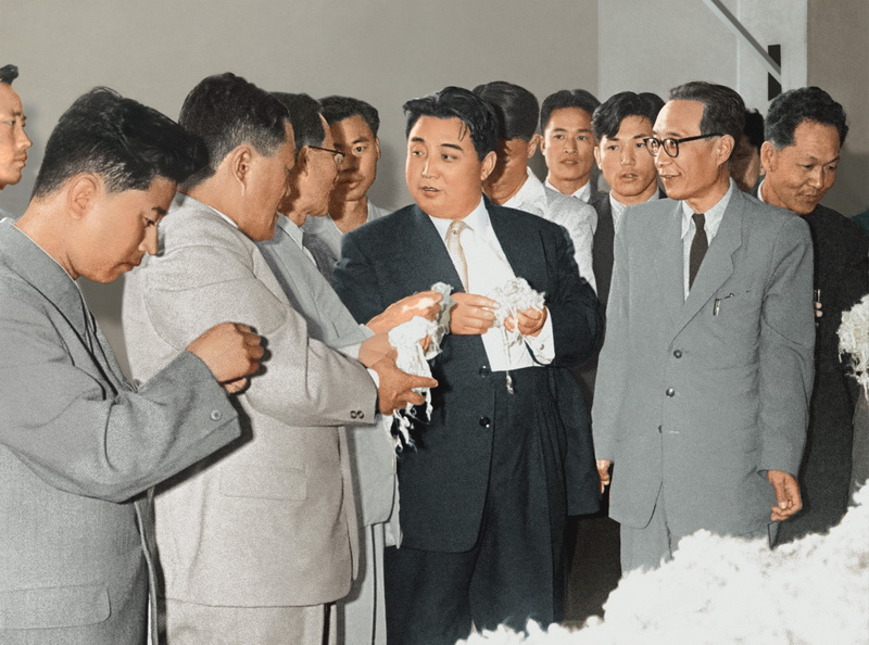 Ким Ир Сен ознакомляется с виналоновой ватой. Октябрь 1961 года.