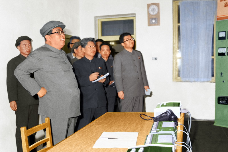 Ким Ир Сен осматривает диспетчерскую промышленного телевидения в Хванхэском металлургическом объединении. Май 1974 года.