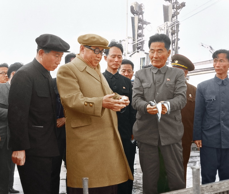 Ким Ир Сен в Вонсанском рыбпромхозе. Октябрь 1976 года.