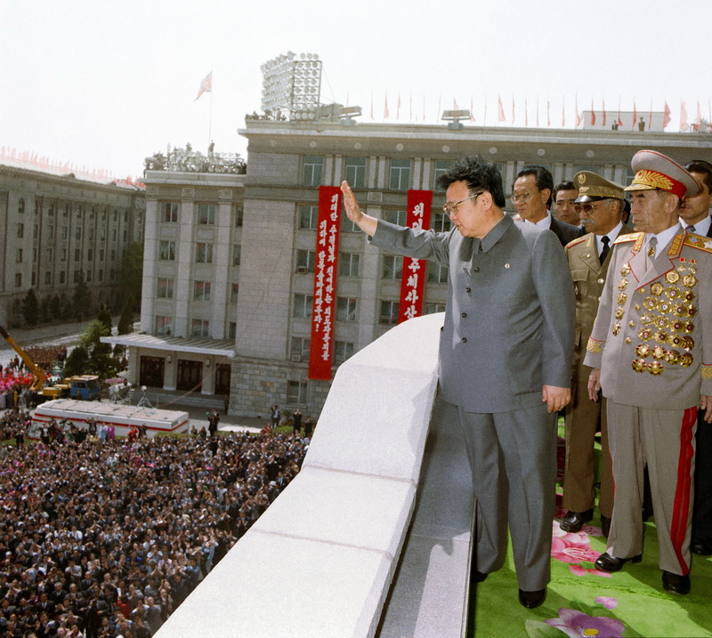 Ким Чен Ир отвечает на горячее ликование народа. Апрель 1992 года.