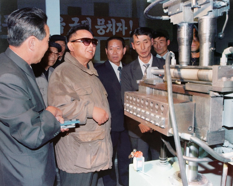 Ким Чен Ир в Раквонском машиностроительном объединении. Октябрь 2002 года.