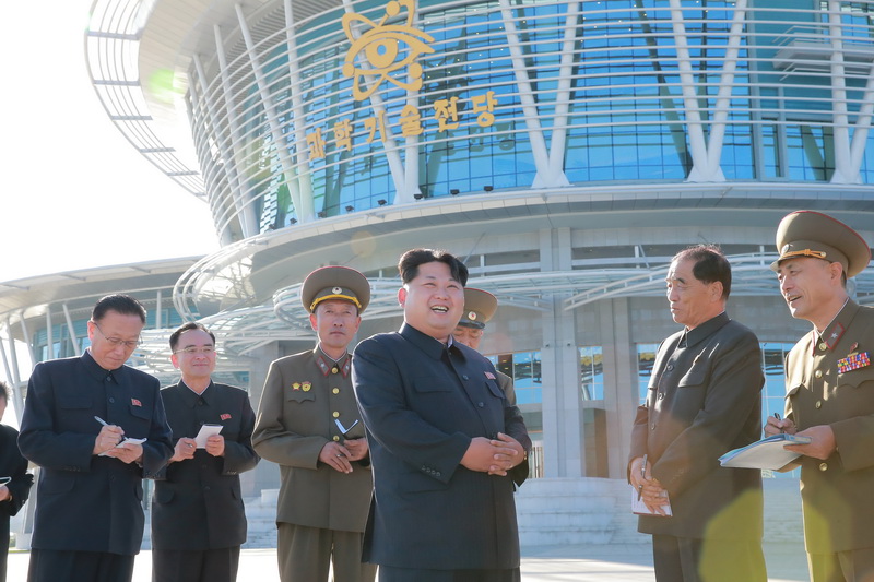 Ким Чен Ын осматривает новостройку – Храм науки и техники. Октябрь 2015 года.