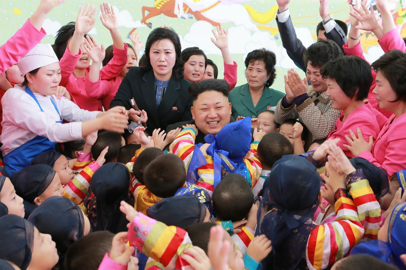 Ким Чен Ын поздравляет питомцев Пхеньянского детдома-сада с Новым годом. Январь 2015 года.