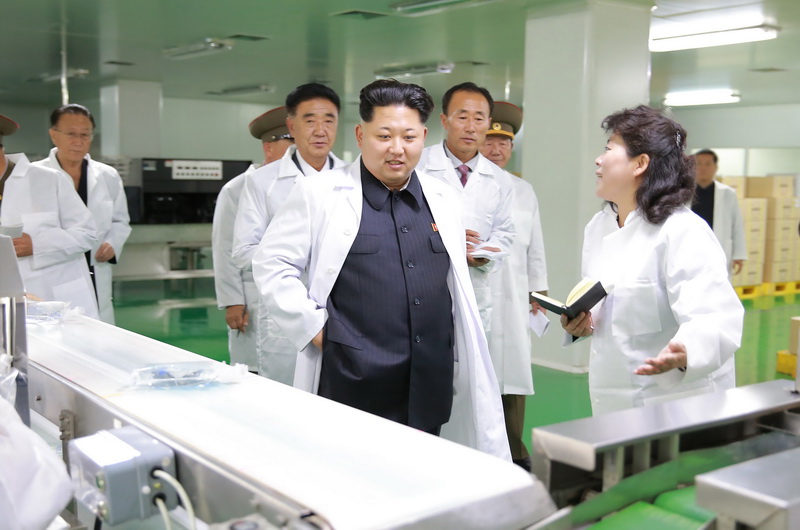 Ким Чен Ын в Фармацевтическом комбинате «Чонсон». Сентябрь 2015 года.