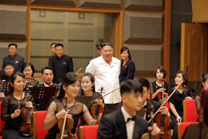 Ким Чен Ын руководит на месте делами театра «Самчжиён» в преддверии его открытия. Октябрь 2018 года.