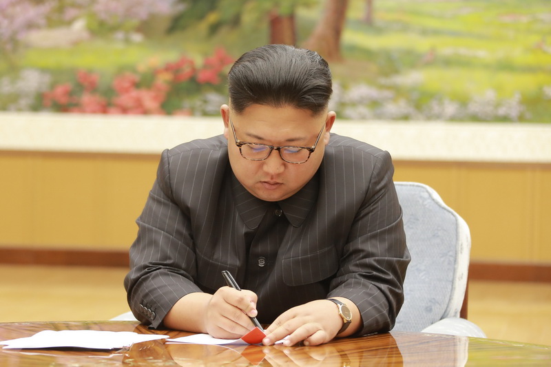 Ким Чен Ын дает собственноручный приказ о проведении испытания водородной бомбы для МБР. Сентябрь 2017 года.