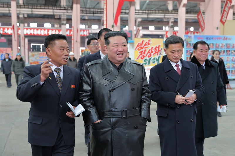 Ким Чен Ын в Рёнсонском машиностроительном объединении. Ноябрь 2023 года.