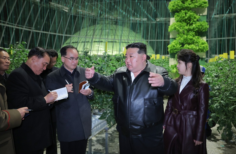 Ким Чен Ын в Кандонском тепличном комбинате после его ввода в строй. Март 2024 года.