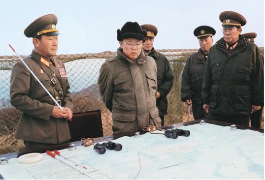 Во время инспекции оборонительного отряда на острове Чхо. Ноябрь 1996 года.