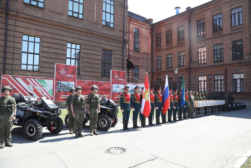 Вице-губернатор края Артем Мельников передал очередную партию техники для военнослужащих