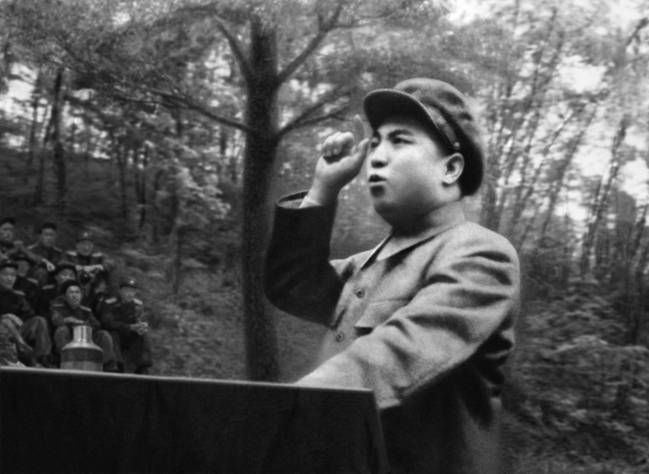Великий вождь товарищ Ким Ир Сен на фронте дает указания в связи с укреплением береговой обороны. Апрель 1951 года.