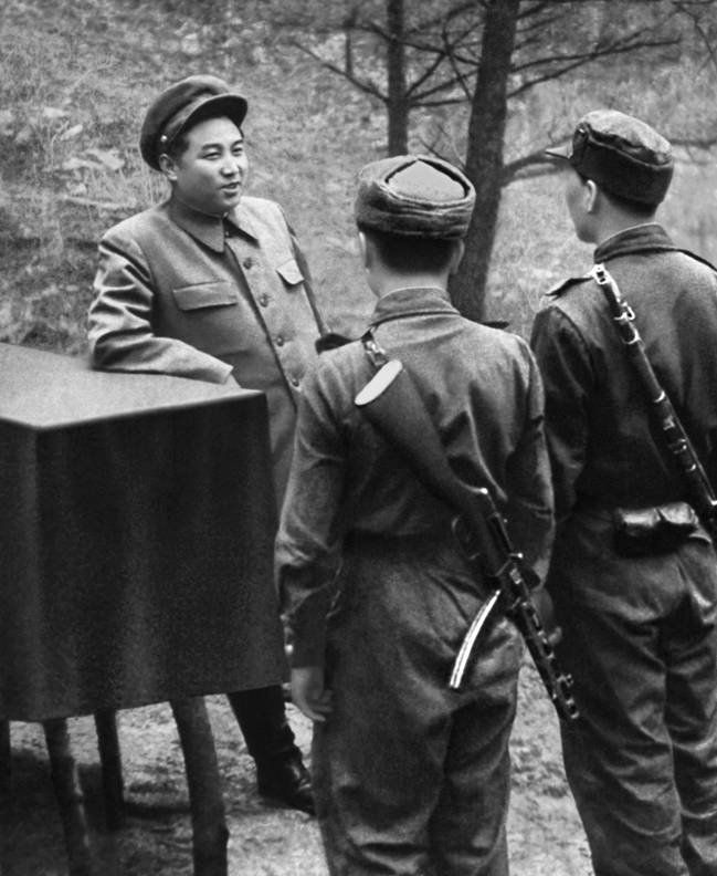 Великий вождь товарищ Ким Ир Сен беседует с бойцами Народной Армии. Апрель 1951 года.