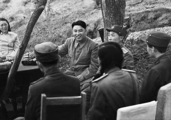 Великий вождь товарищ Ким Ир Сен с Героями КНДР и образцовыми бойцами. Июнь 1951 года.