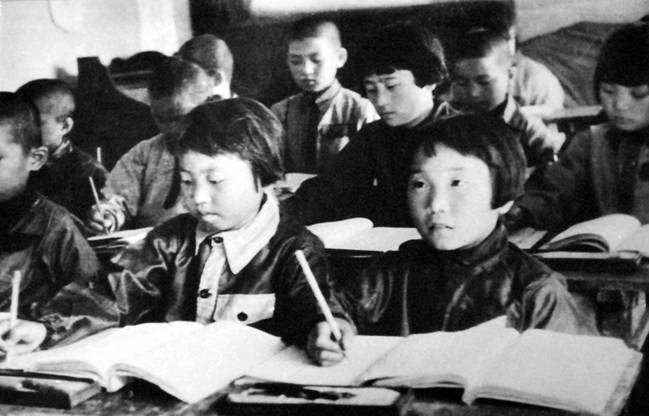 И в трудных условиях военного времени не прекращались уроки для детей.