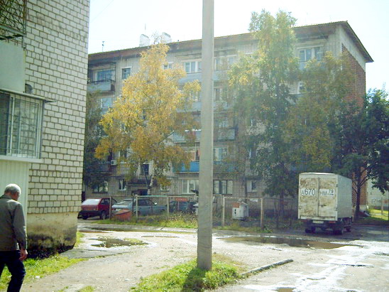 Биробиджан. ул. Бумагина 6-а. - 5-ти этажный дом на переднем плане, где жила Саша