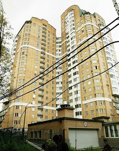 Москва, ул. Толбухина 11 корпус 2 - здесь они жили на 13 этаже. Здесь случилась трагедия