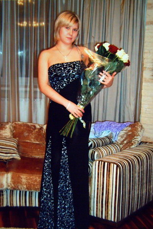 Саша Гашилова именно из окна, которое за спиной на фото она и выпала. Москва. ул. Толбухина 11. корп 2, кв. 73, 13-й этаж/Нажмите, чтобы УВЕЛИЧИТЬ (нажмите, чтобы увеличить)