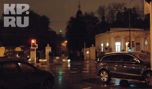 Каждую минуту к воротам кладбища, нарушая все возможные правила дорожного движения подлетали и разворачивались через двойную сплошную иномарки.