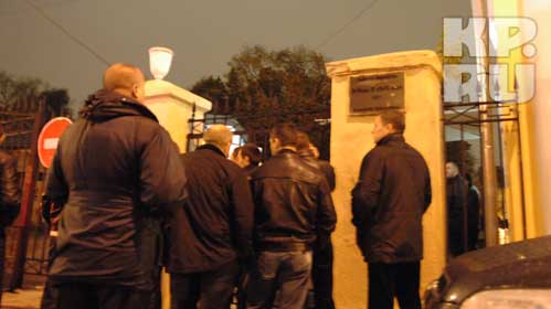 Братки собирались группами по 10-20 человек, и только потом их запускали внутрь.
