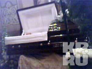 Дорогой, цвета спелой вишни гроб Япончика был развернут головой к главным воротам Храма.