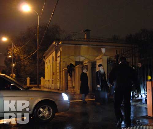 Отец Виссарион прибыл прочитать над усопшим рабом божьим Вячеславом.