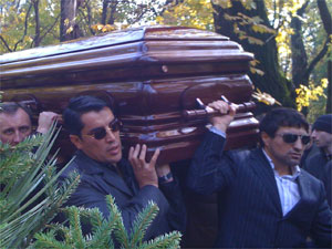 Братва не доверила ритуальщикам нести гроб.