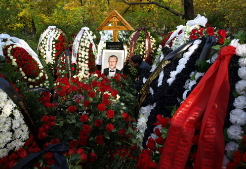 На могиле пока установлен деревянный крест. Но роскошный памятник уже проектируется.