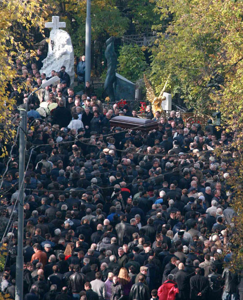 Проститься с крутым бандитом захотели тысячи его соратников.