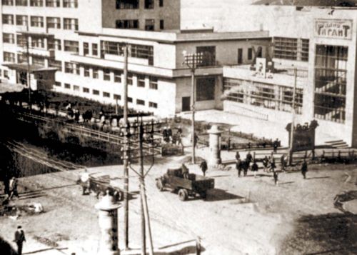 Кинотеатр Гигант - в 1929 г. как зрелищная часть Дома Советов строился на народные деньги