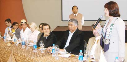 Русская делегация из Владивостока, присутствовала на обеде и встрече вместе с муниципальными властями кантона: мэра Манты - Хайме Эстрада Бонилла и министра образования Рауля Вальехо