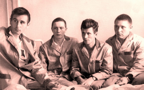 Раненые на Даманском пограничники в госпитале (третий слева - старший лейтенант Виталий Бубенин)