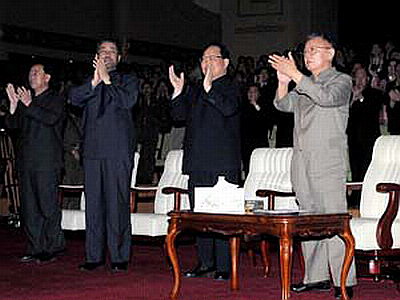 3 апреля глава КНДР Ким Чен Ир в сопровождении министра народных вооруженных сил вице-маршала Ким Ён Чуна, других высокопоставленных лиц (справа налево) посетил Художественный театр Мансудэ в Пхеньяне