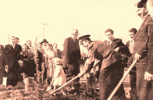 Первый космонавт Юрий Гагарин принимал участие в закладке хабаровского парка/ Нажмите, чтобы УВЕЛИЧИТЬ (нажмите, чтобы увеличить)