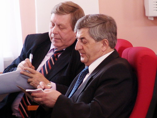 В январе своей должности лишился гл. редактор городской газеты «Хабаровские вести» П. Мазур (на переднем плане), а в апреле – начальник пресс-службы А. Горбунов. Кто следующий?