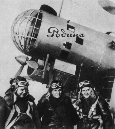 Полина Осипенко Валентина Гризодубова и Марина Раскова (слева направо) у самолета "Родина" 
