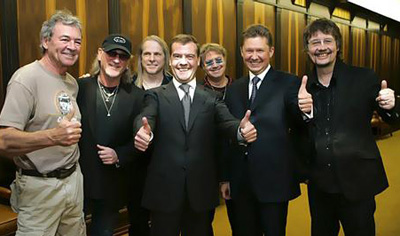 Президент РФ Д. Медведев (в центре) и группа «Deep Purple»