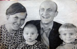 семья - Юлия Шестакова и Сергей Рослый, Ольга и Юра. дек. 1939 г./Нажмите, чтобы УВЕЛИЧИТЬ (нажмите, чтобы увеличить)