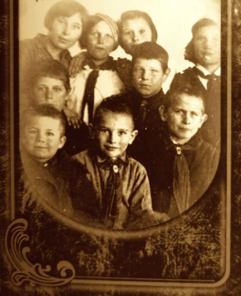 М. Асламов (в центре), 1935 г.