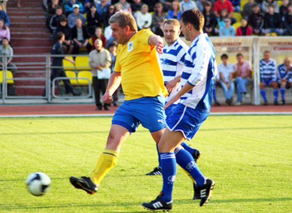 С. Дарькин ведет мяч