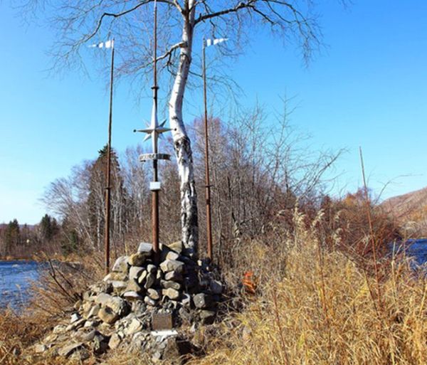 Так выглядел памятный знак в честь исследователя Дальнего Востока В.К. Арсеньева 24 года назад, сейчас большая часть этого места смыта со стороны Буту, т.е. с левой стороны, вот знак и завалился