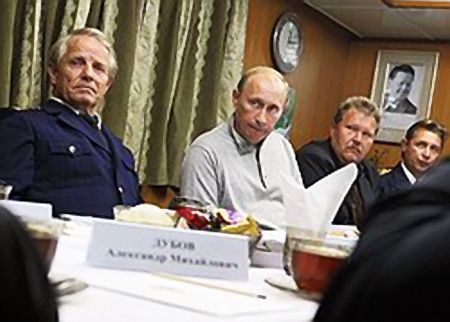 На морозильщике "Михаил Старицын" Владимир Путин подогрел к себе внимание рыбаков тем, что подозрительно легко договорился с таможней о том, насчет чего рыбаки не могли договориться с ней много лет. Фото: Дмитрий Азаров/Коммерсантъ